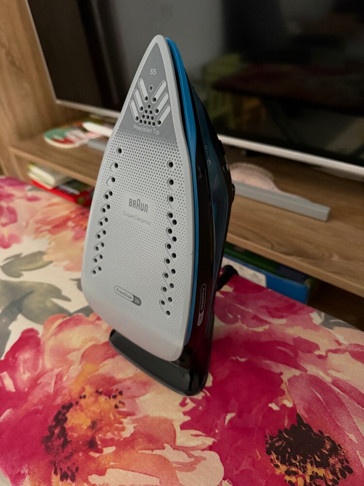 Fier de calcat Braun TexStyle 5 SI5256BL, 2600W, jet de abur 210g/min, abur variabil 0-50 g/min, talpa SuperCeramic, rezervor 300 ml, tehnologie FreeGlide, oprire automata, sistem antipicurare, negru/albastru