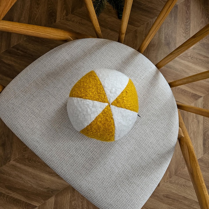 Decordruk díszpárna, fehér/sárga, 20cm, hurkolt anyagból, szilikon töltet