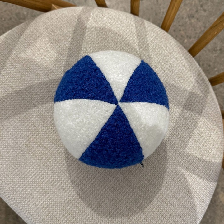 Decordruk díszpárna, fehér/kék, 20cm, hurkolt anyagból, szilikon töltet