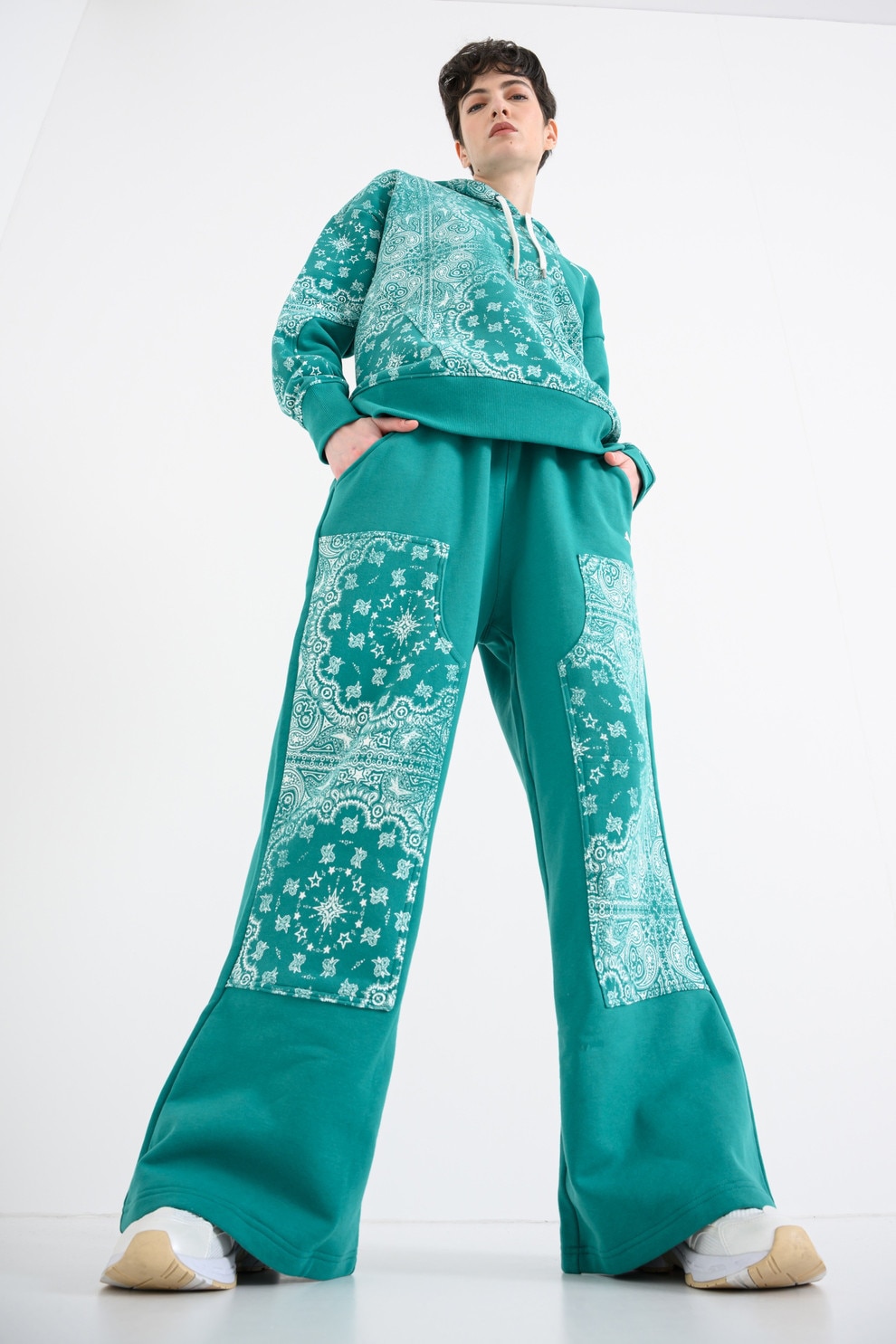 Puma, Pantaloni de trening cu croiala ampla si model Shooting Stars, Alb, Verde, L