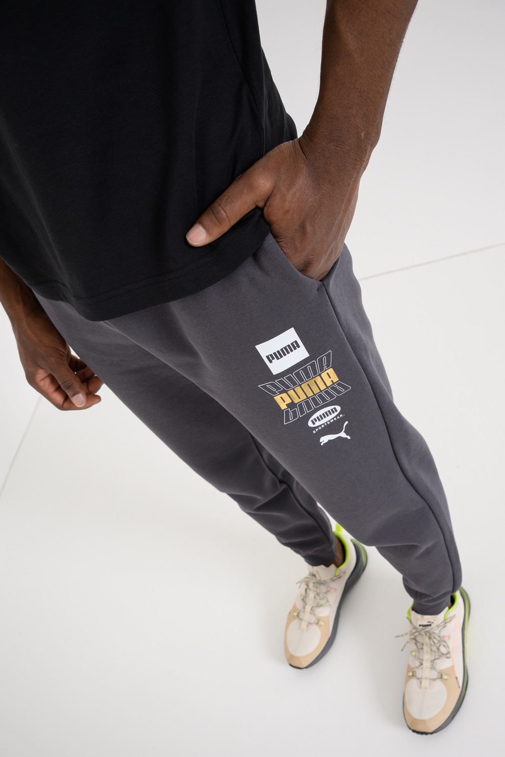 Puma,Men, Pantaloni de trening cu croiala conica si logo Ess Holiday, Gri carbune, M