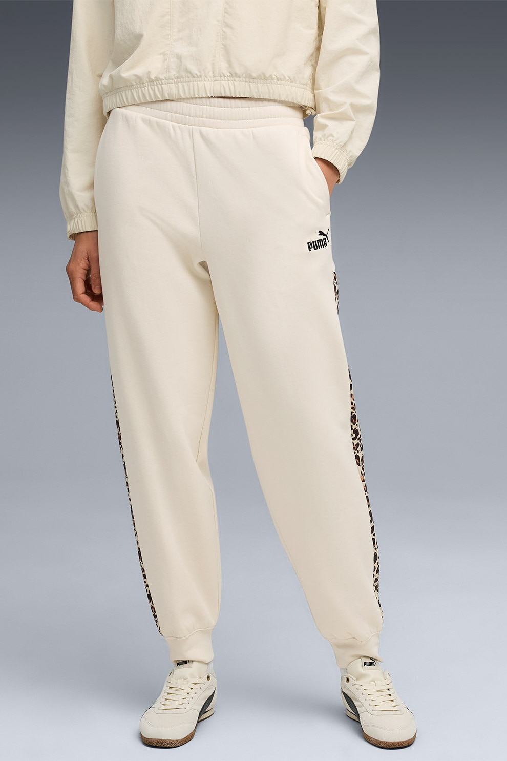 Puma, Pantaloni de trening cu imprimeu grafic si benzi laterale contrastante Ess, Alb fildes, L