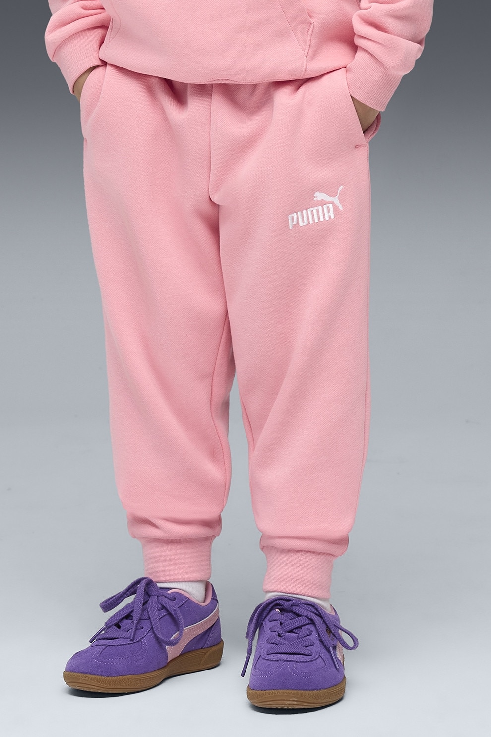 Puma, Pantaloni de trening cu banda elastica in talie si logo ESS No. 1 Logo, Roz somon, 122 CM