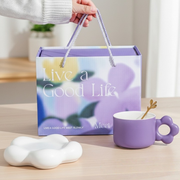 Set cana si farfurie ceramica violet cu lingurita, 250ml, rezistent la caldura, design elegant, glazura sigura, compatibil cu microunde si masina de spalat vase, ambalat in cutie cadou