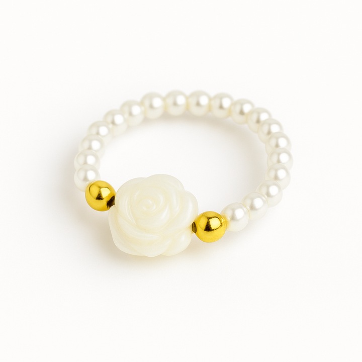 Bijuterie fina cu simbol floral – Inel cu perle si trandafir alb
