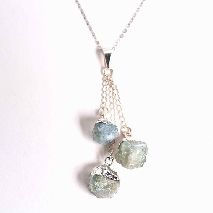 Colier cu lant argint 925 si pandantiv argintiu cu 3 pietre de Acvamarin – Calm si Eleganta