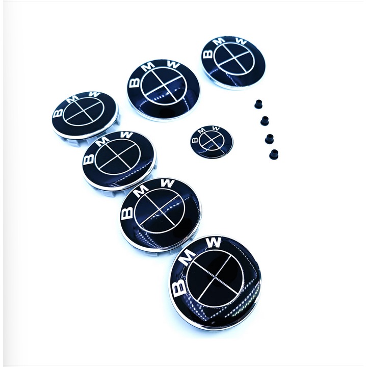 BMW kompatibilis embléma szett, 7 darab + 4 rögzítő tüske, teljesen fekete, motorháztetőre/csomagtartóra 82 mm, felni kupakok 68mm, kormány logó 44 mm, Bmw 1-es, 5-ös, 6-os, 7-es Széria, X1, X3, X5, X6, E60, F10, F12