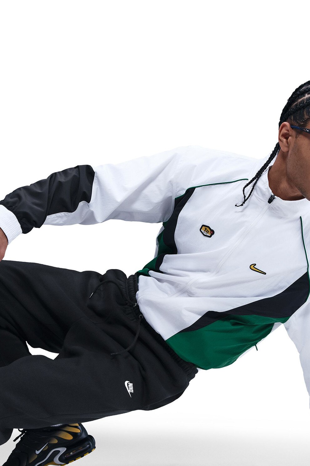 Nike, Pantaloni de trening cu buzunare laterale, snur, model uni, Negru, M