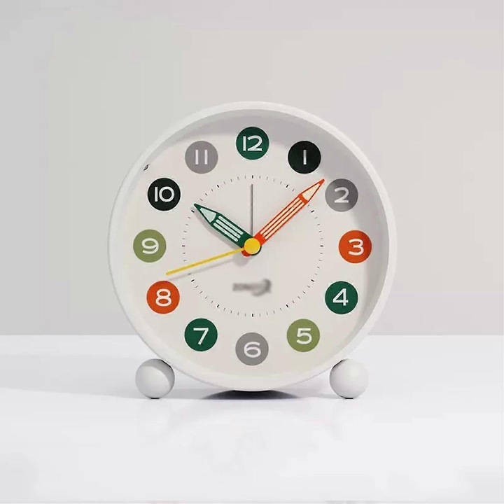 Csendes digitális ébresztőóra ágyba, 10 cm-es kerek, nem ketyeg, elemes és világítási funkcióval