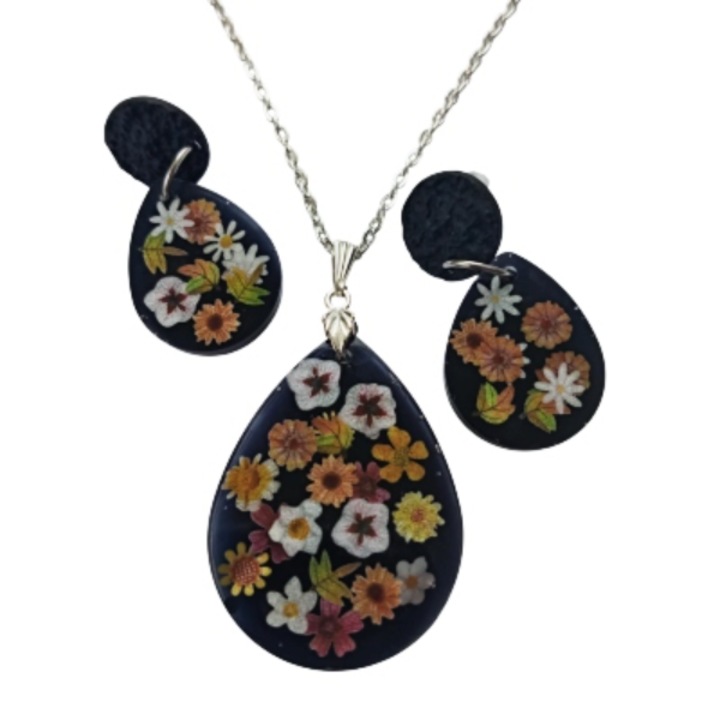 Set de bijuterii unicat realizat manual, colier cu pandantiv de 4x3 cm si cercei de 4x2 cm, in forma de lacrima, negru, cu motive florale