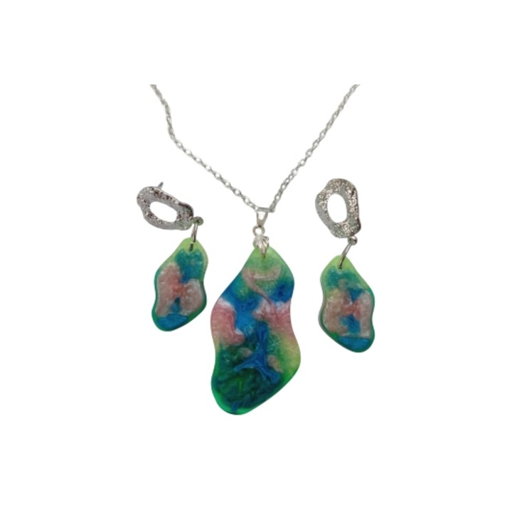 Set de bijuterii unicat realizat manual, colier cu pandantiv de 3,5x2 cm si cercei cu forma neregulata de 5x1,5 cm, multicolor