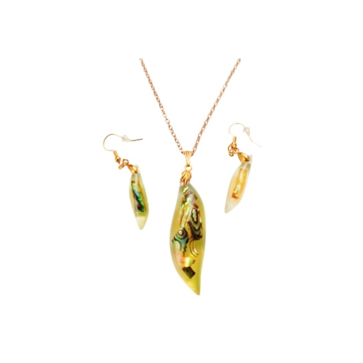 Set de bijuterii unicat realizat manual, colier cu pandantiv de 5×1,5 cm si cercei de 5x0,8 cm, galben