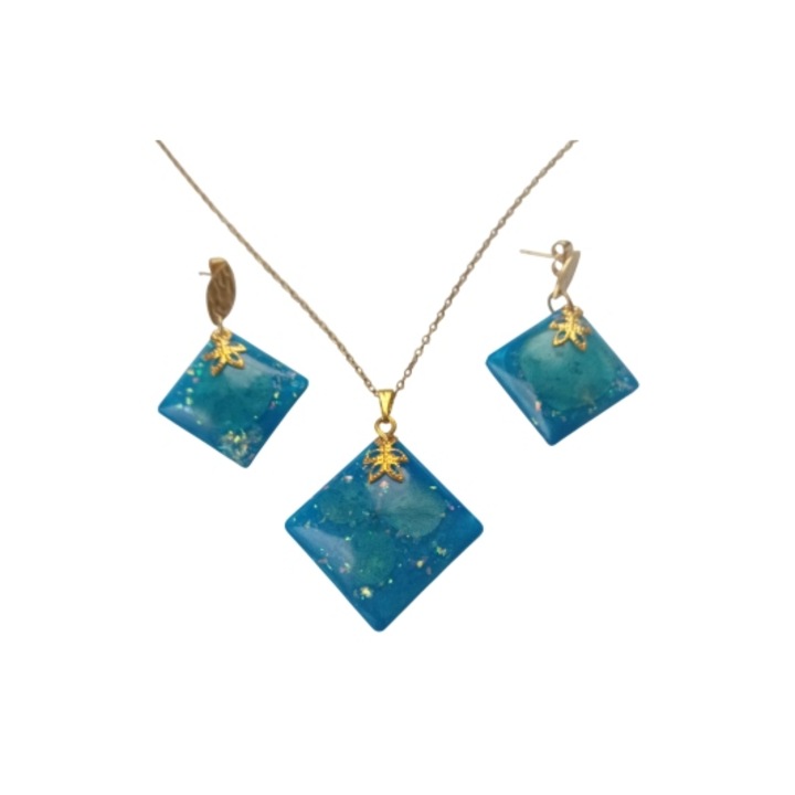 Set de bijuterii unicat realizat manual, colier cu pandantiv de 2,5x2,5 cm si cercei de 4x2,5 cm, in forma de diamant, albastru