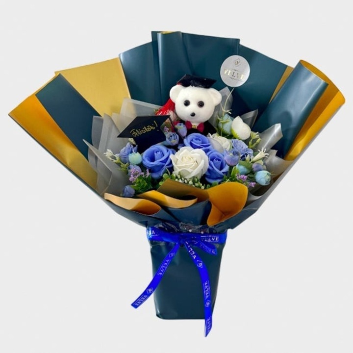 Buchet floral pentru absolvire, cu trandafiri, camelie, plante artificiale si pancarta din lemn cu mesajul "Felicitari", Albastru, Velve