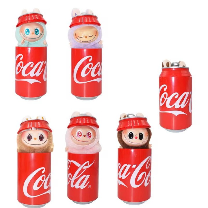 Papusa tip Labubu Supriza Coca-Cola Doza Secret Edition – Jucarie Colectionabila Interactiva, Model Limitat, Cadou Original pentru Copii si Colectionari