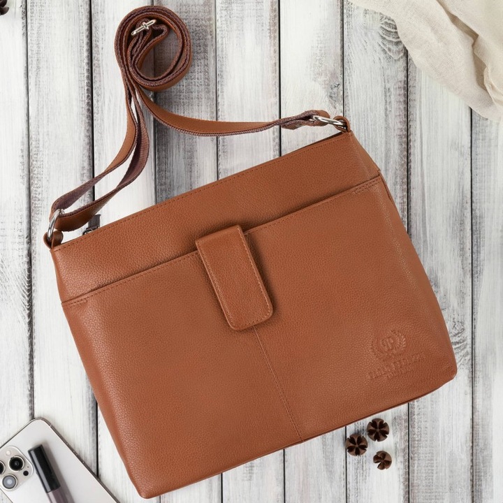 Bőr válltáska, Paolo Peruzzi, E-27-CG modell, konyak, 5 rekesszel, 35x24x11 cm