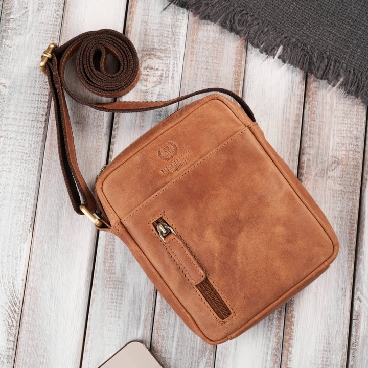 Férfi oldaltáska, természetes bőrből, konyak színű, 5 zseb, 17,5x14x5cm