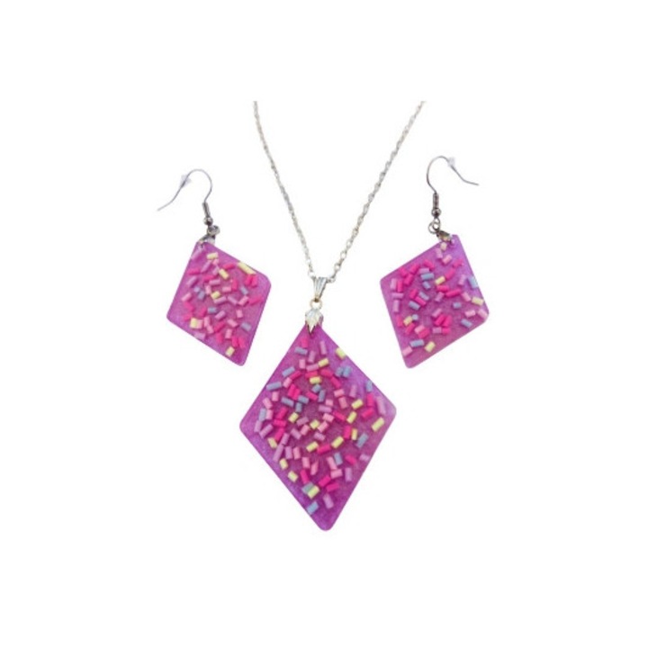 Set de bijuterii unicat realizat manual, colier cu pandantiv de 5x4 cm si cercei de 4x3 cm, in forma de diamant, multicolor