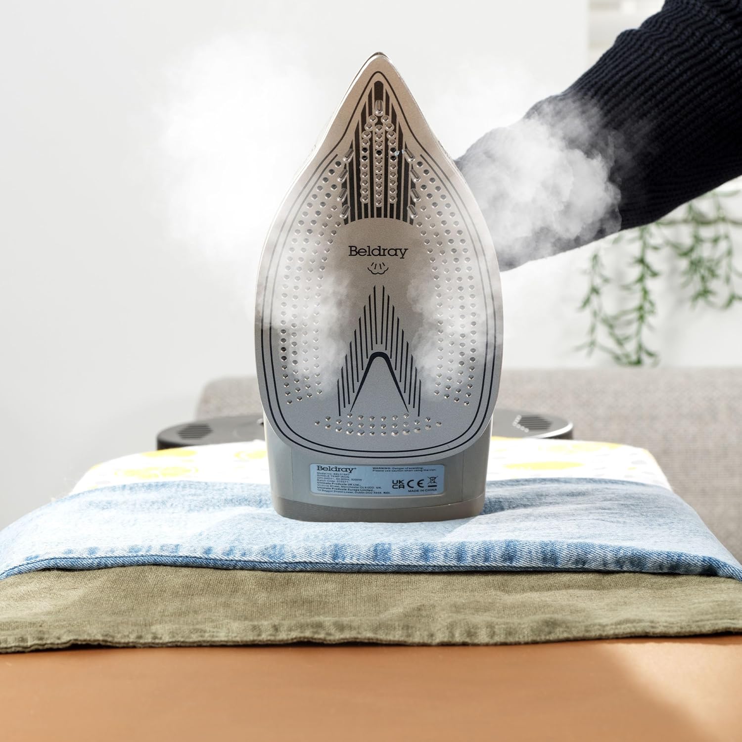 Beldray Fier de calcat cu abur de precizie – temperatura unica reglabila, talpa ceramica, oprire automata, rezervor de 320 ml, jet de abur 200 g/min, cablu de alimentare de 3 m