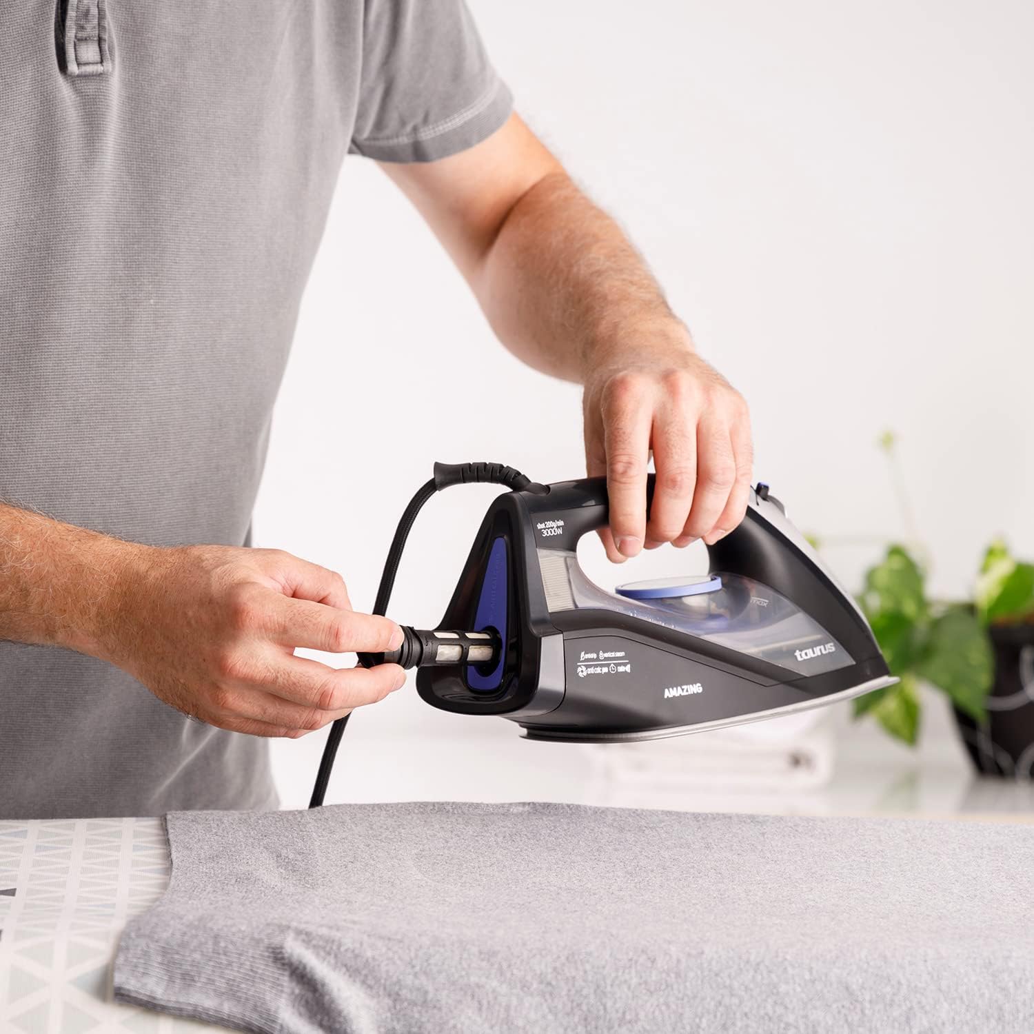 Fier de calcat cu abur Taurus Amazing STI3000, 3000 W, jet abur 200g/min, mod Eco, rezervor 250ml, Mov