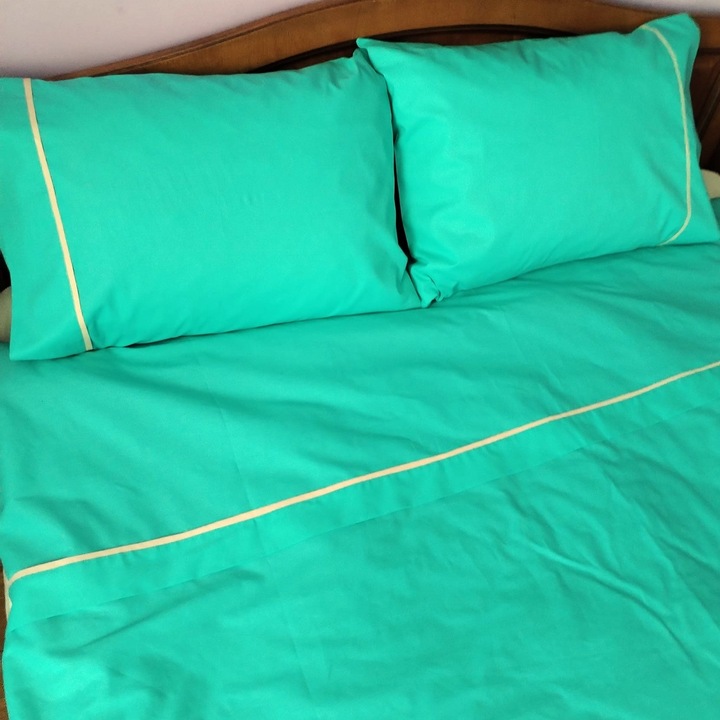 Set lenjerie pentru pat de 180 x 200 x 40 cm, Casa Bucuriei, Model paspoal, 4 piese, verde turcoaz/crem, bumbac 100%, cearsaf cu elastic 260/280 cm, husa pilota 200/220 cm