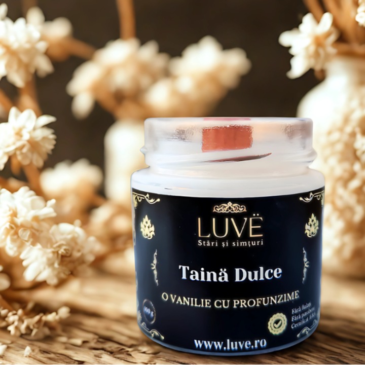 Свещ LUVE - Сладка мистерия, ароматна, нотки на ванилия, нежни цветя и сандалово дърво, дървен фитил, естествен восък, без фталати, без парабени, 100 г