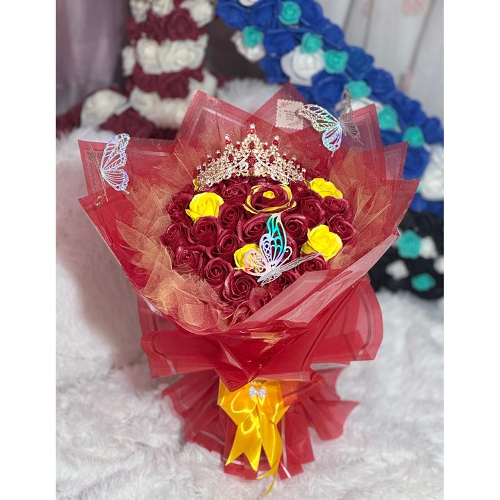 Buchet LIA rosu cu gaben coroana Queen