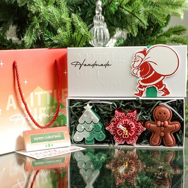 Lumanari Parfumate de Craciun, By Fitilomania, GIFT BOX din 3 Lumanari din Ceara de Soia, Model C Brad, Floare, Om de Turta Dulce, 22.5 x 9.5 x 5 cm, Multicolor