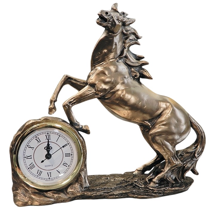 Ceas decorativ cu cal salbatic in picioare, 30cm, rasina minerala, stil elegant