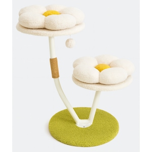 Ansamblu de joaca pentru pisici mici pe structura de otel, Meraki Home, modern si foarte rezistent, 2 culcusuri pufoase de plus, stalp cu sisal pentru zgariat si jucarii pentru pisici, 60 cm
