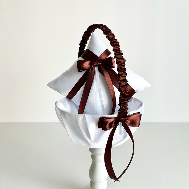 Бяла сватбена кошница и възглавница с кафява панделка