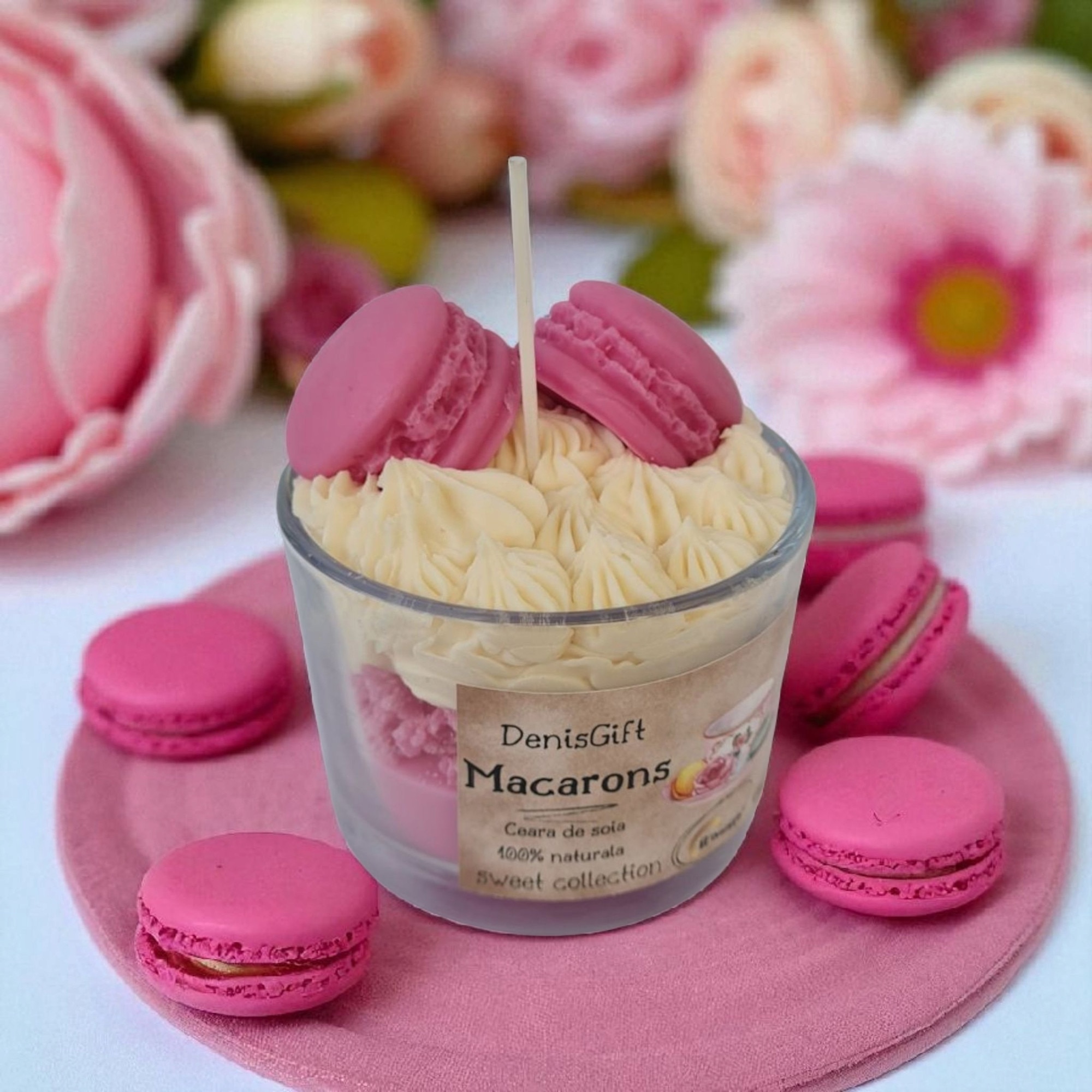 Frisca Roz Lumanare tip desert cu macarons roz si frisca, ceara naturala de soia ...