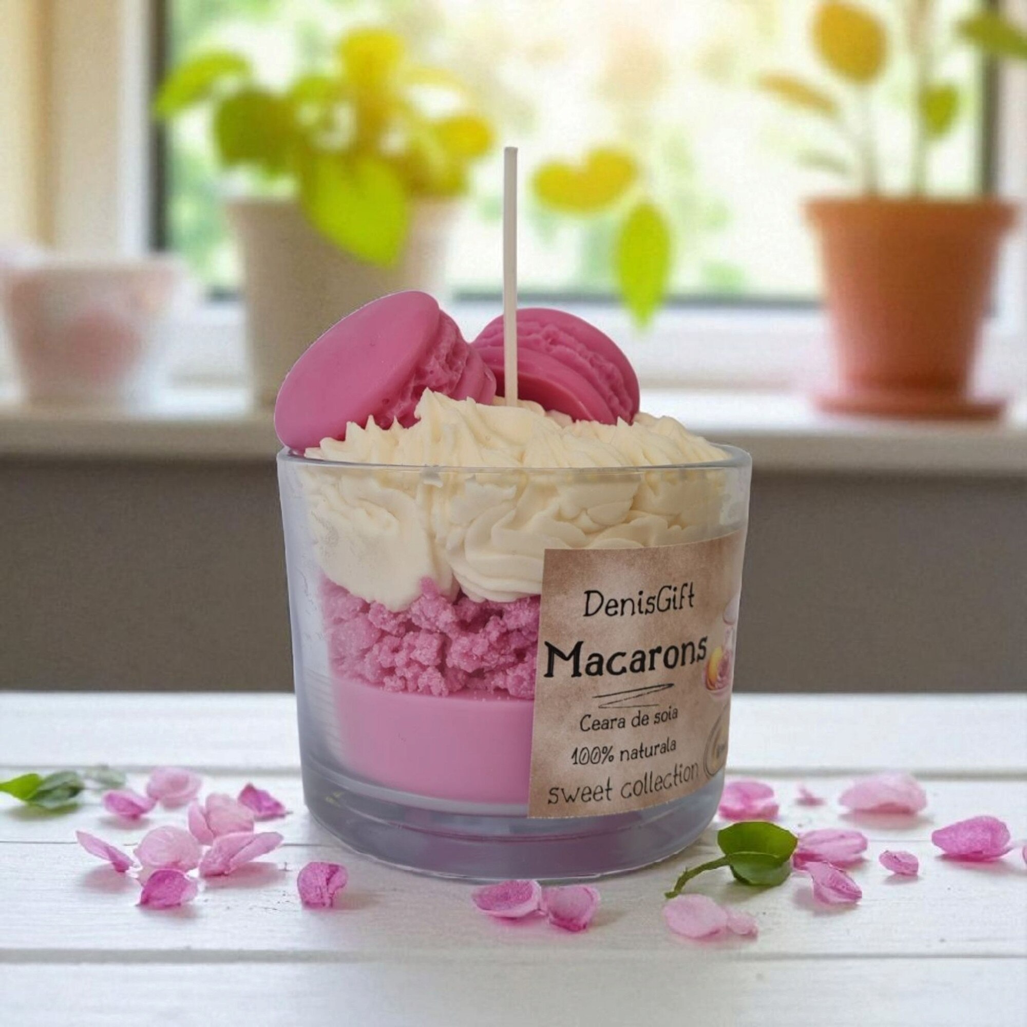 Frisca Roz Lumanare tip desert cu macarons roz si frisca, ceara naturala de soia ...