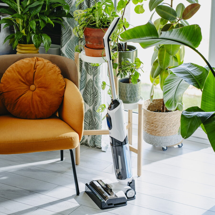 Aspirator fara fir 2 in 1 Adler AD 7077, Curatare umeda si uscata, Indicatii vocale inteligente, Afisaj LED, Filtru HEPA, Rola autocuratatoare, 120W, Alb