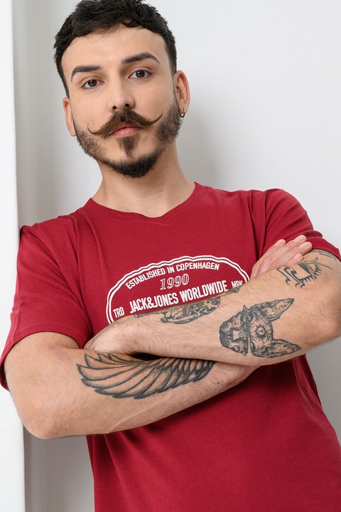 Jack & Jones, Tricou cu imprimeu frontal si decolteu la baza gatului York, Alb/Rosu inchis