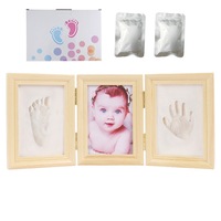 Kit amprenta mulaj maini si piciorus bebe si rama foto, Sigur si Ecologic, Fara Toxine, Fara Miros, Comemorare Nastere/Implinire 1 Luna/100 Zile Bebelus, Decor Interior Casa, 35x15.5x1.8cm, natura lemn