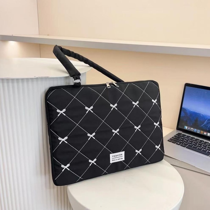 Geanta laptop 15.6 inch, negru, broderie alba, captuseala moale, dimensiuni 15.6 inch, pentru Apple MacBook Pro/Air, Huawei, HP, Dell
