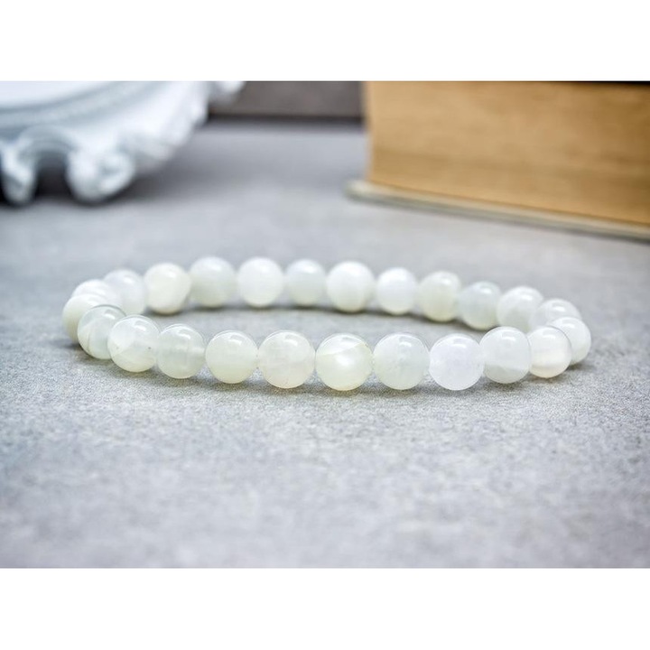 Гривна с минерал лунен камък