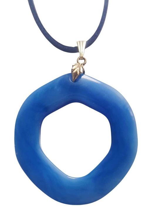 Colier cu pandantiv unicat realizat manual, albstru, circular, de 4x4 cm