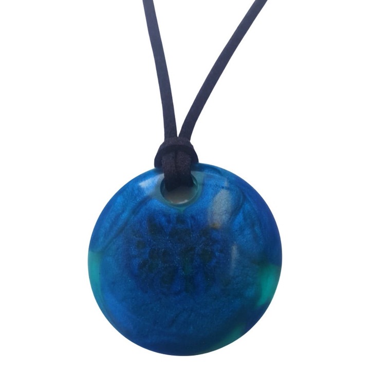 Colier cu pandantiv unicat realizat manual, rotund, albastru, 4x4 cm