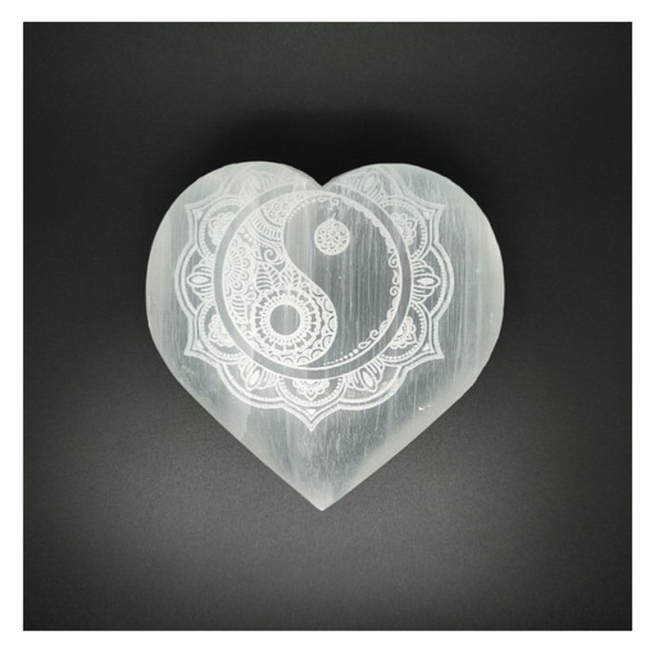 Dekorációs szív szelenitből, yin-yang motívummal, 9–10 cm