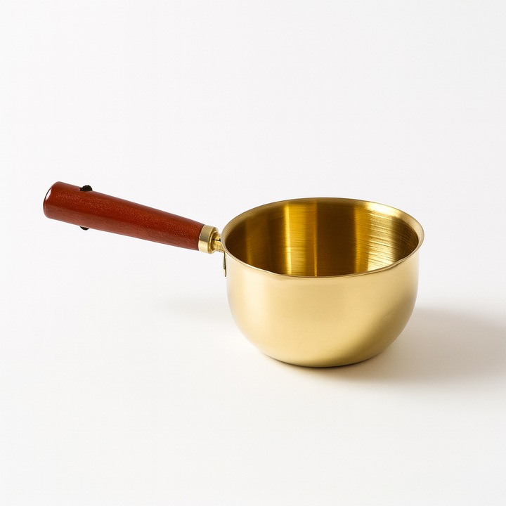 Ibric din alama cu maner din lemn, 300 ml, Ideal pentru cafea la nisip sau cafea turceasca, 2-3 cesti, Auriu