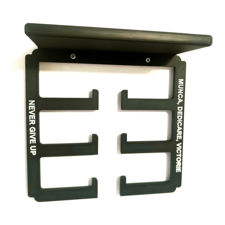 Suport medalii sportivi cu raft trofee, imprimat 3D, mesaj motivational „Never Give Up / Munca, dedicare, victorie” – Idei in 3D