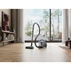 Electrolux 500 EL51C1LDB porzsák nélküli porszívó, 850 W, 2 l, HEPA szűrő, 9 m működési sugár, prémium AllFloor kefe, teleszkópos fémcső zárral, denim kék/fekete