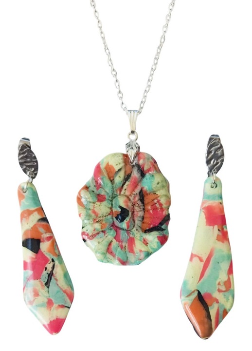 Set de bijuterii realizat manual, multicolor, pandantiv 4x3 cm si cercei de 6, 5x1, 5 cm