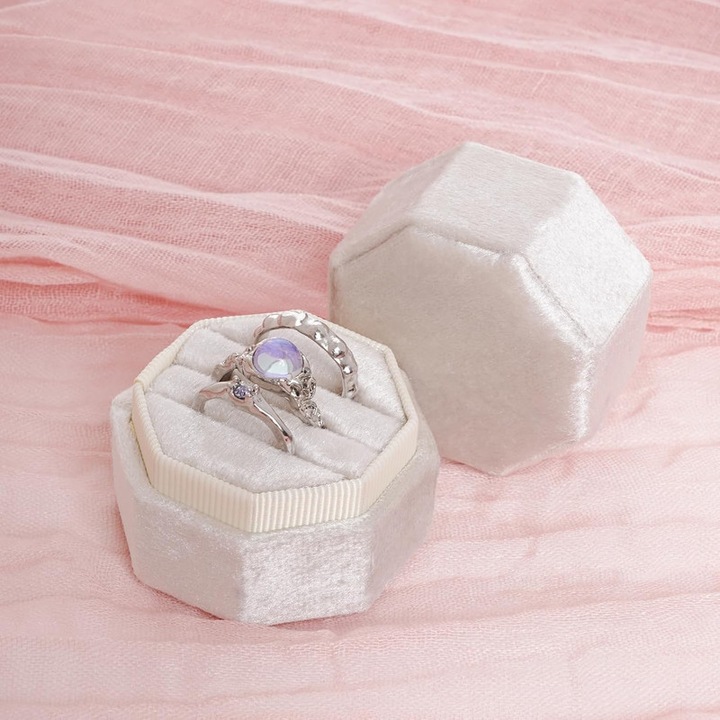 Кутия за бижута Jeekgsk, осмоъгълна, 3 слота, винтидж дизайн от кадифе, бяла, за годежни пръстени и сватби