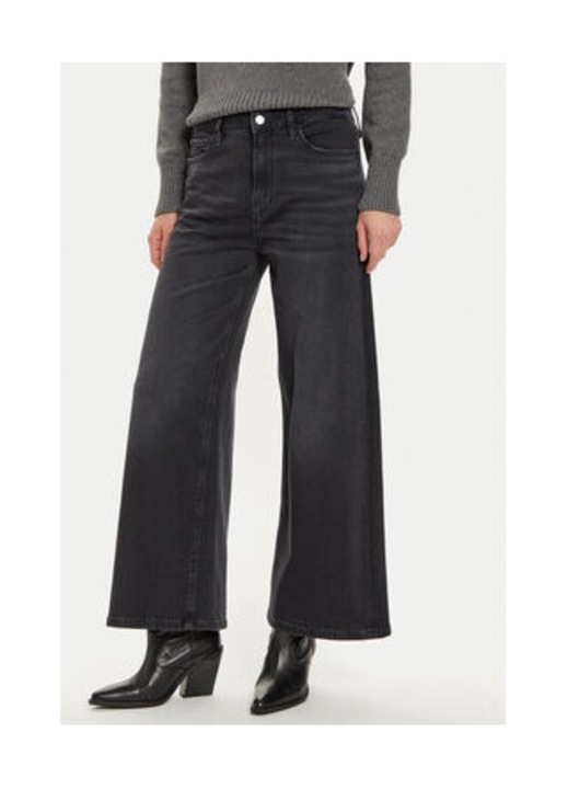 Blugi cu croiala ampla si buzunare