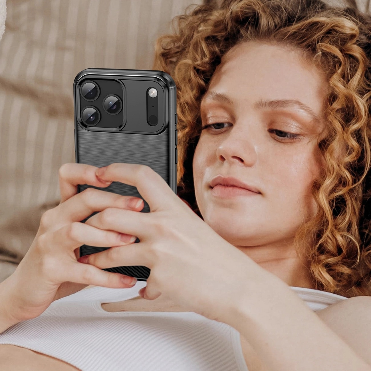 Carcasa Carbon Case compatibila cu iPhone 17 Pro Max, Negru