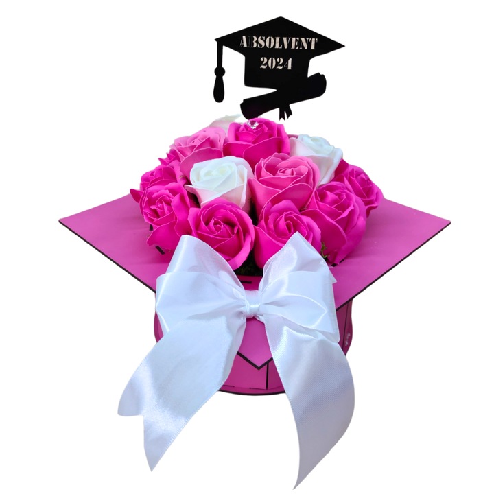 Aranjament toca absolvire - cu topper, decorat cu flori de sapun roz-alb, din lemn, 22x22x17 cm, cutie roz