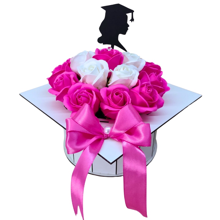 Aranjament toca absolvire - cu topper, decorat cu flori de sapun roz-alb, din lemn, 17x17x15 cm, cutie alba